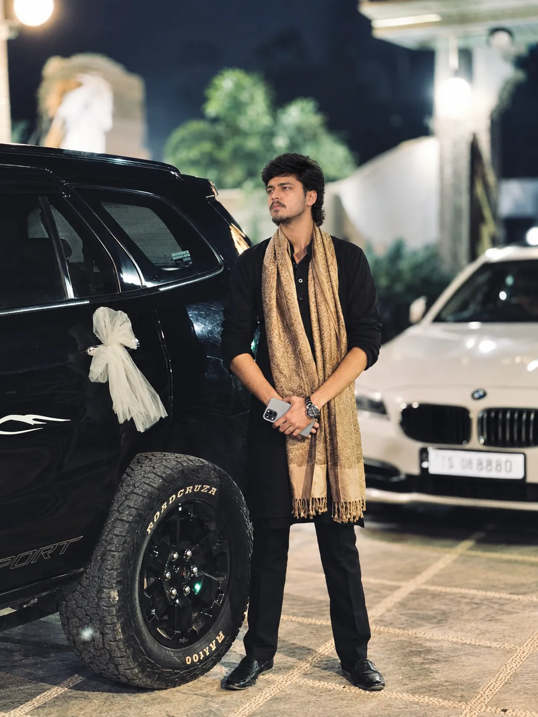 Royal Night Arrival – Black Kurta & Golden Shawl