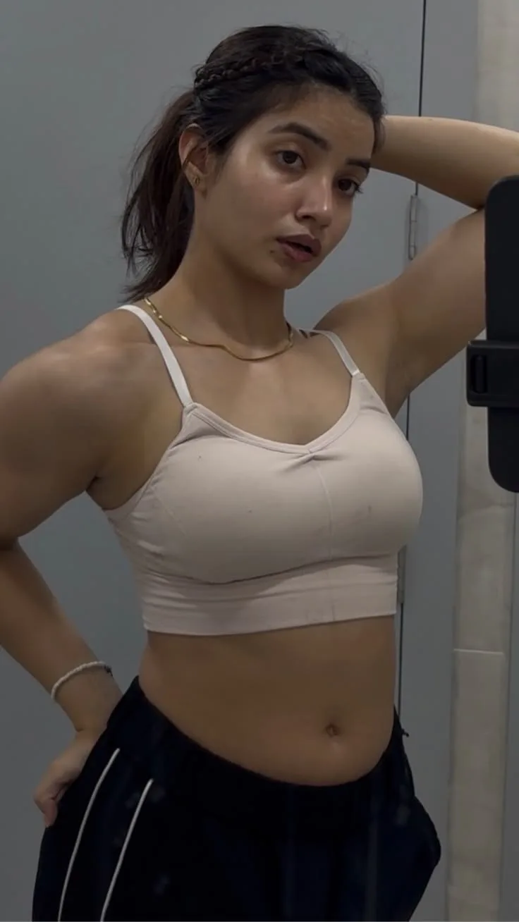 Natural Fitness Mirror Selfie – Casual Gym Look
