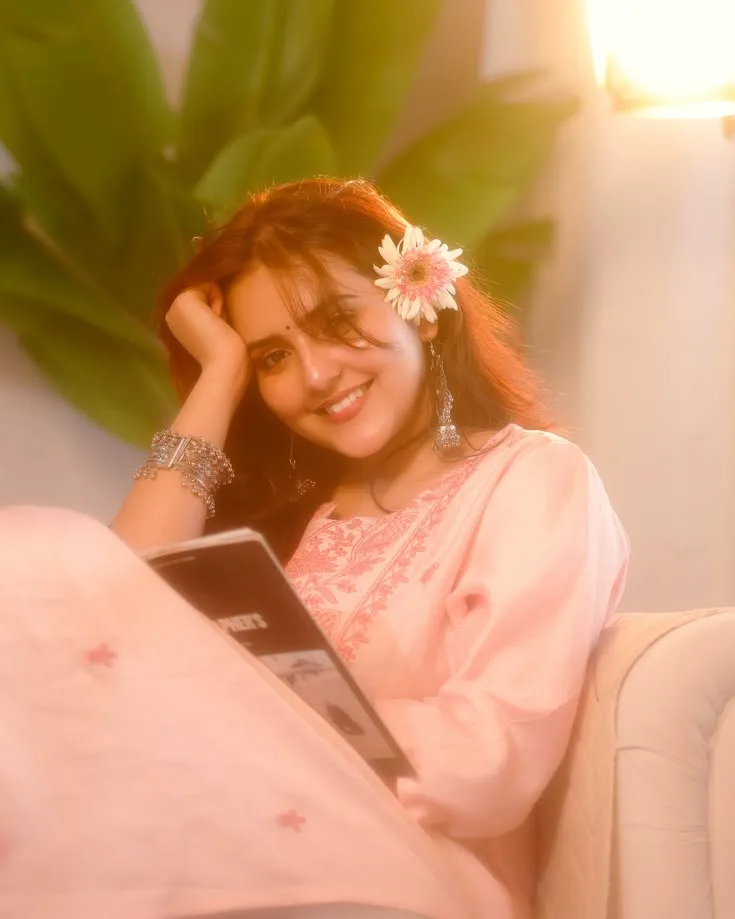 Soft Pink Dream – Cozy Floral Portrait