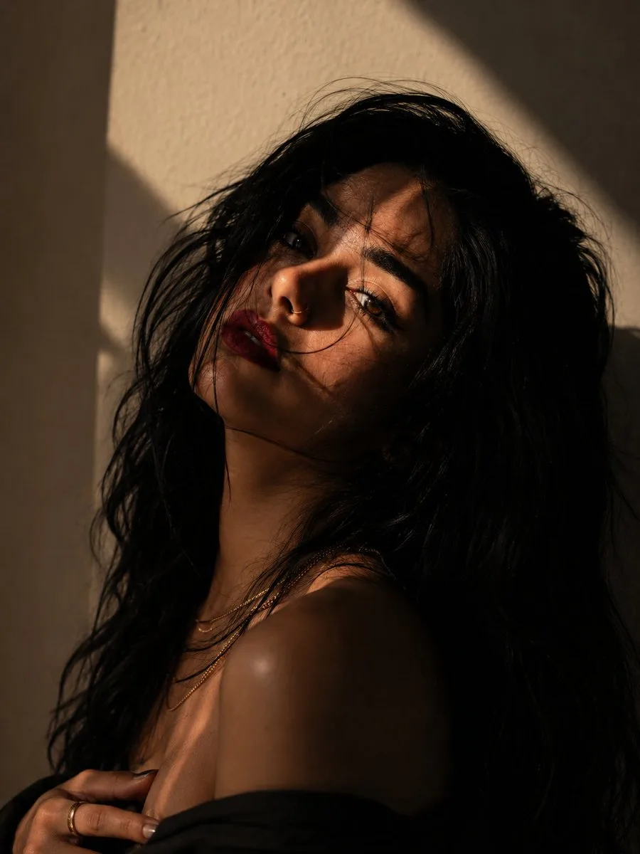 Golden Shadows, Deep Gaze ✨🖤