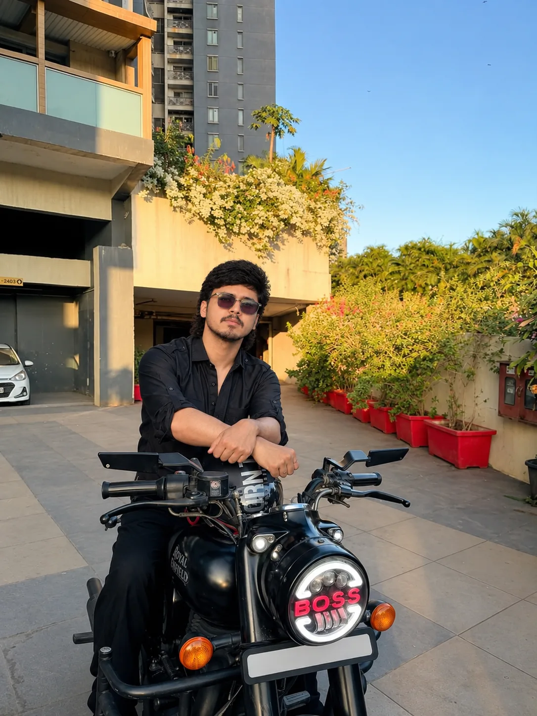 Royal Ride – Boss Attitude on a Classic Motorcycle