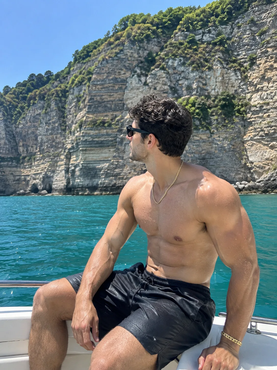 Muscular Boat Horizon