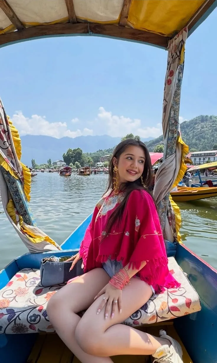 Kashmir Lake Escape – A Dreamy Shikara Portrait