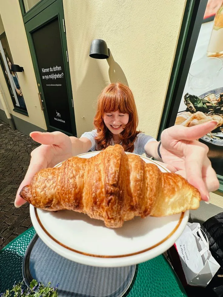 Giant Croissant Photo🥐📸