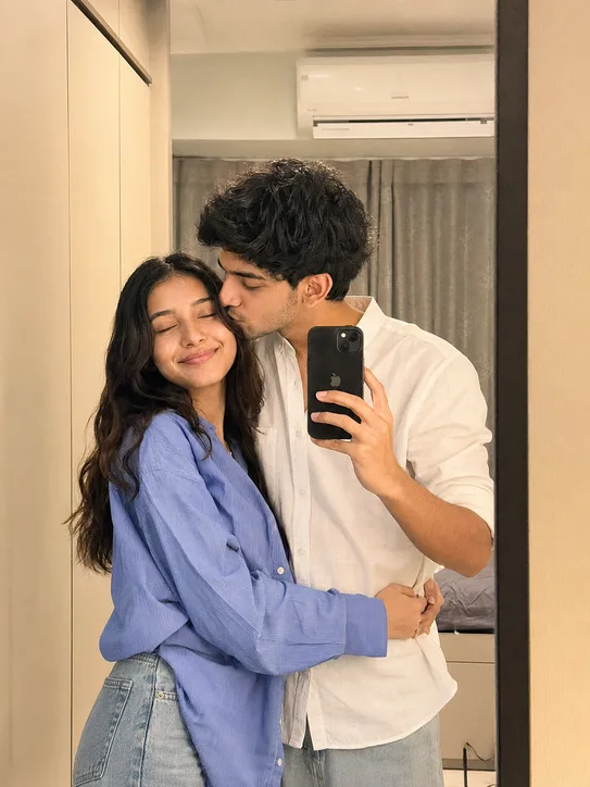 Romantic Mirror Selfie Photo Editing Prompt Gemini AI