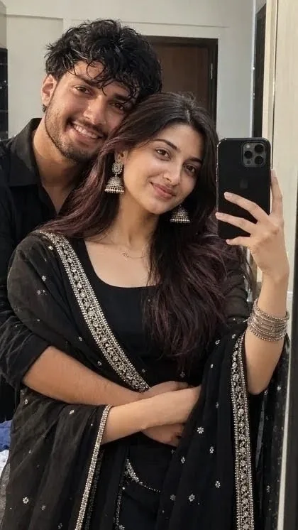 Hug Pose Mirror Selfie AI Photo Prompt for Couple